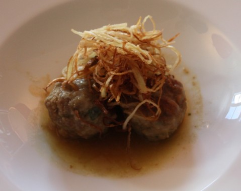 Polpette di vitello alla genovese, porri croccanti e vinaigrette al mosto csotto Polpette di vitello alla genovese, porri croccanti e vinaigrette al mosto csotto