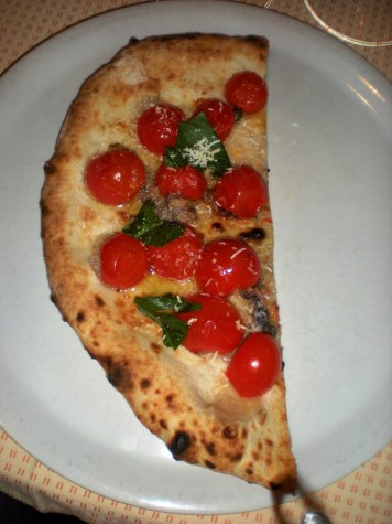 Focaccia alici pomodorini e conciato romano a forma di luna rossa