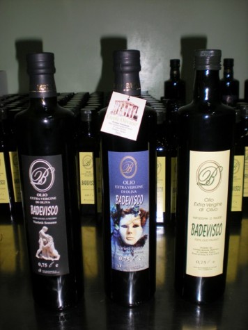 Gli oli extravergine d 'oliva Badevisco. Al centro l'olio vincitore del Premio Concorso Ercole Olivario 2011