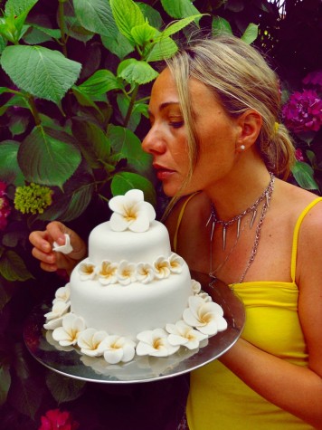 Torta con frangipani in gum paste