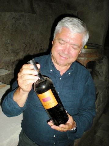 Antonio Donato mostra una bottiglia di Aglianico Contessa Ferrara 2001 conservata in cantina