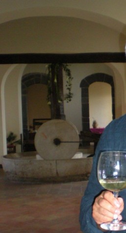 Sala dell'azienda che un tempo fungeva da frantoio come testimonia la macina originale esposta al centro