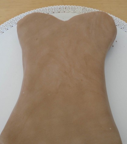 Rivesti la torta con della glassa color caffè latte