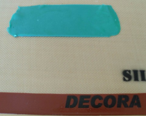 Stendi un striscia di glassa colorata