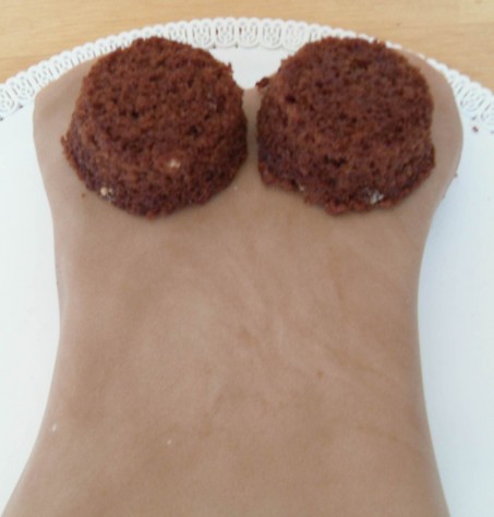 Poggia i muffin capovolti sulla torta