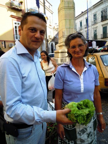 Dino Casale sceglie la lattuga teanese dalla Signora Carmela