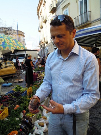 Il ristoratore Dino Casale al mercato in Piazza Vittoria a Teano (CE) allla ricerca della materie prime di qualità