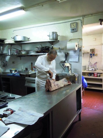 Lo chef Pietro Balletta impegnato in cucina