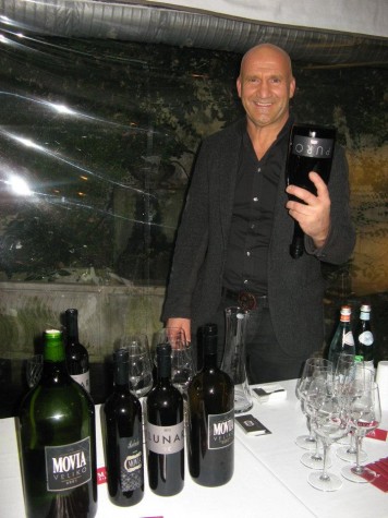 Moia sbocca al momento di versare il suo spumante metodo classico rosè da pinot nero