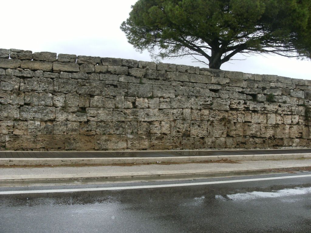 mura-scavi-di-paestum