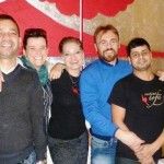 da sx Diego Fernando Lozano columbiano tutto fare e plurilingue, Sara Cappitti titolare con il marito, Andrea Magrì; la Chef Monica Fiorillo e l’aiuto in cucina Tan Vir. Davvero un’allegra brigata da sx Diego Fernando Lozano columbiano tutto fare e plurilingue, Sara Cappitti titolare con il marito, Andrea Magrì; la Chef Monica Fiorillo e l’aiuto in cucina Tan Vir. Davvero un’allegra brigata