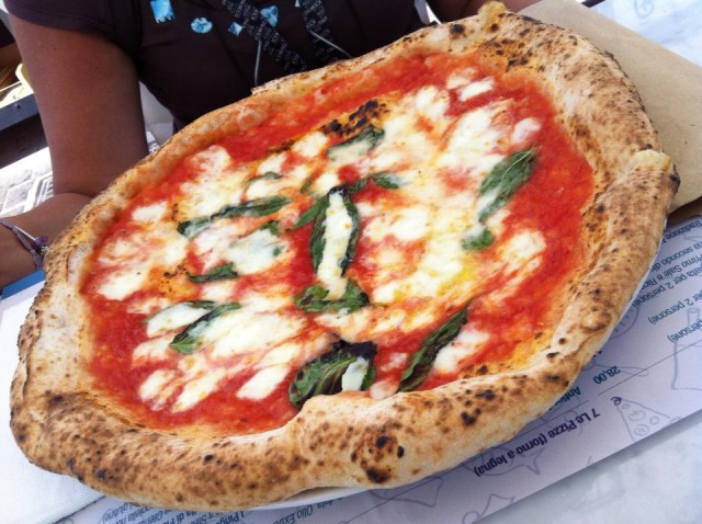 http://www.lucianopignataro.it/wp-content/uploads/2014/02/pizza-antica-margherita-di-gino-sorbilo-foto-di-tommaso-esposito-640x478.jpg