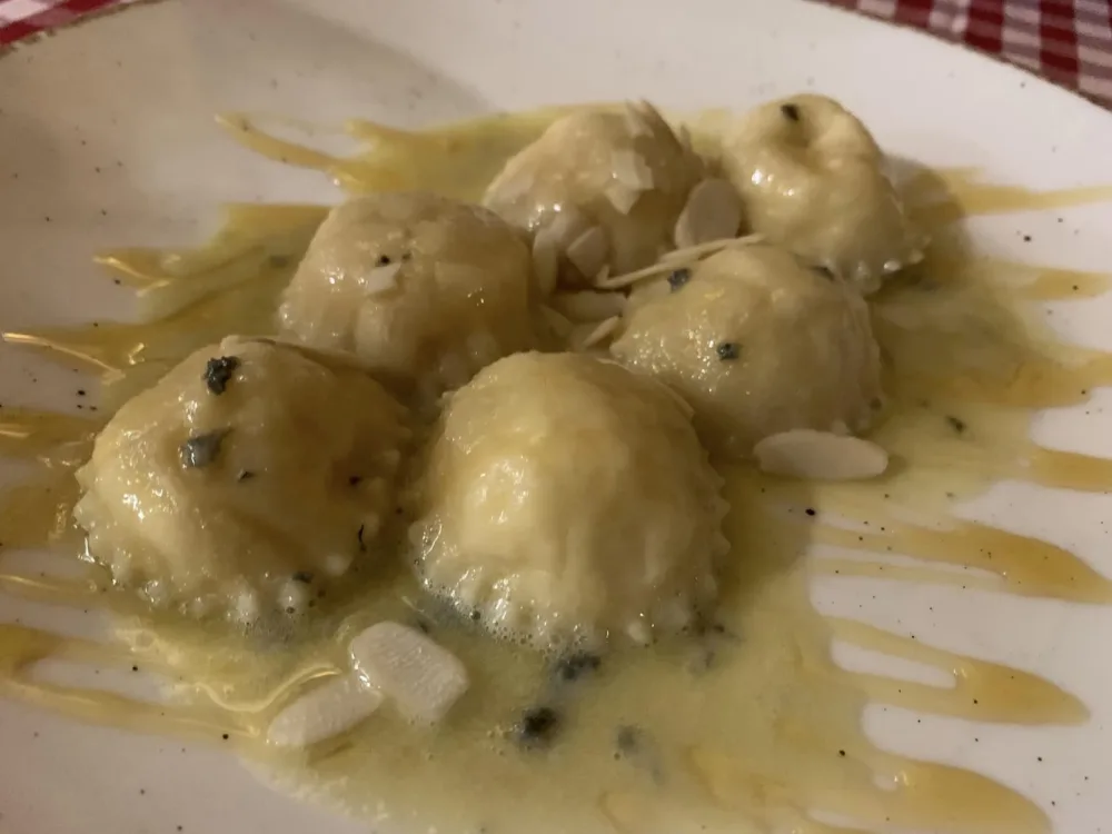 Tavernetta Marinella, i ravioli di ricotta e burrata, con gorgonzola, miele e mandorle