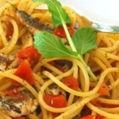 spaghetti con alici fresche, pomodorini e peperoncini verdi