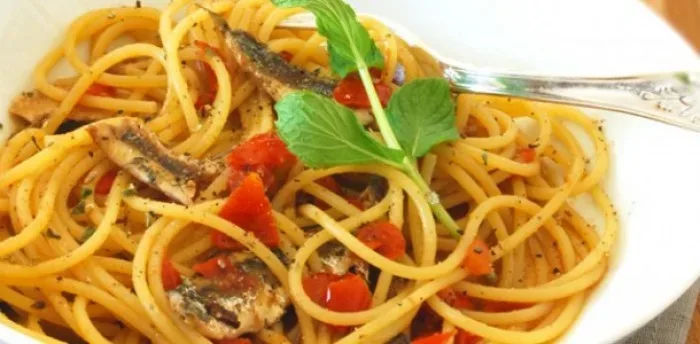 spaghetti con alici fresche, pomodorini e peperoncini verdi