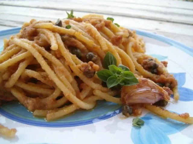 Bucatini con alici e pan grattato