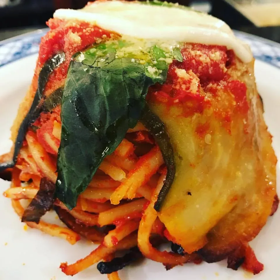 Timballo di bucatini, provolone e melanzane