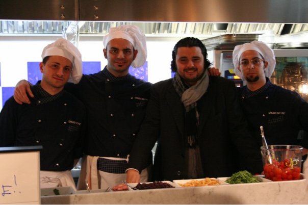 CrudoRe, Gianni Liotti con lo staff di cucina