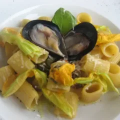 Mezzemaniche con cozze di scoglio, zucchine e ciurilli