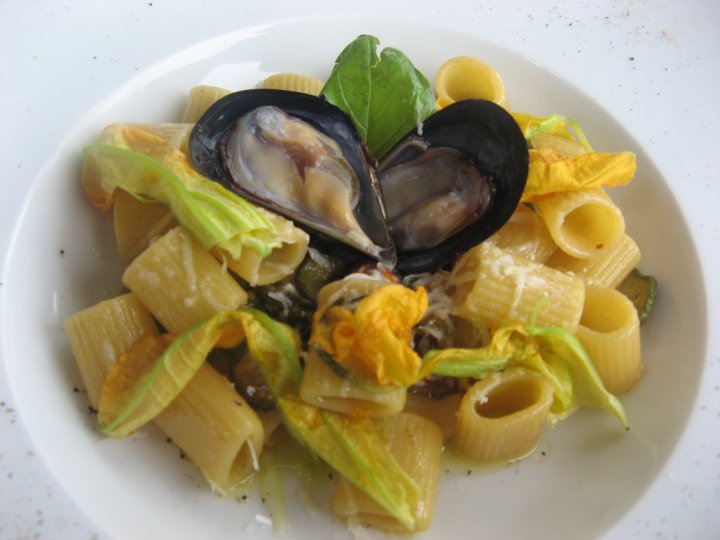 Mezzemaniche con cozze di scoglio, zucchine e ciurilli