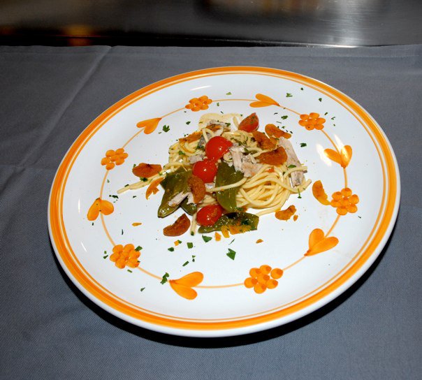 Laccetti con alici, friarielli, pomodorini e bottarga