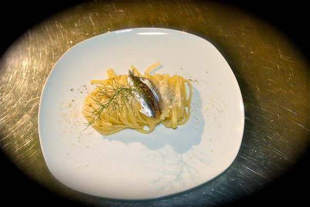 Linguine al finocchietto con alici di Menaica e croccante di pane