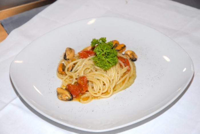 Spaghetti di Gragnano con cozze e crema di cicerchie dei Campi Flegrei di Abraxas