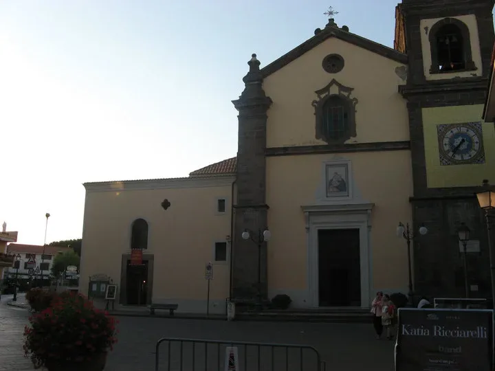 La piazza di Sant'Agata dei Due Golfi