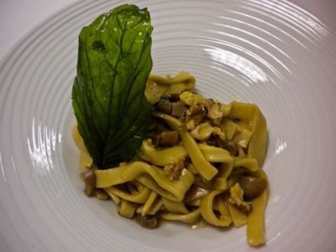 scialatielli napoletani al basilico, con funghi porcini di Cusano Mutri, gherigli di noci e formaggio affumicato