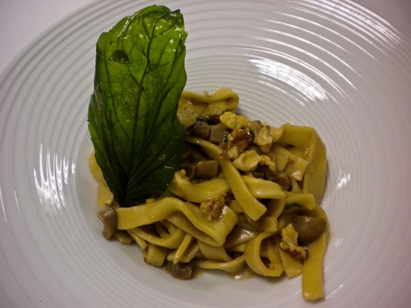 scialatielli napoletani al basilico, con funghi porcini di Cusano Mutri, gherigli di noci e formaggio affumicato