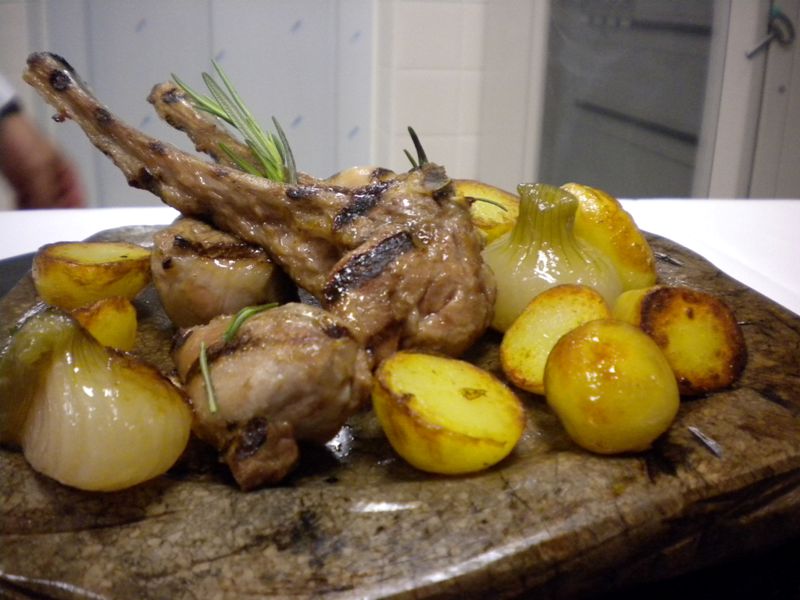 agnellino laticauda cotto su pietra di 'Aquapetra' con patate novelle di montagna al rosmarino e cipollotti in agrodolce