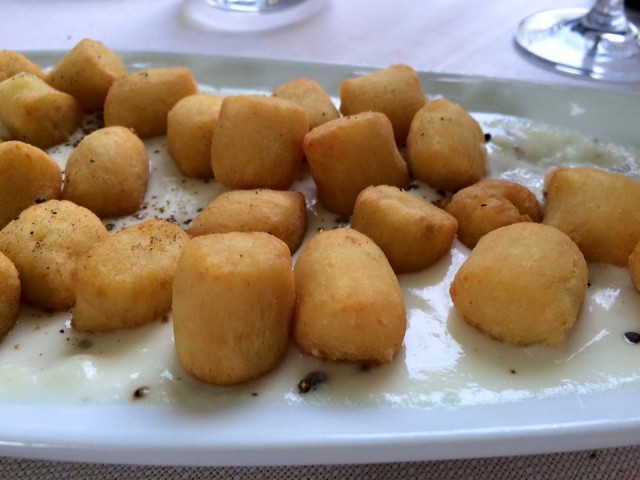 Da Cesare, gnocchi fritti su cacio e pepe