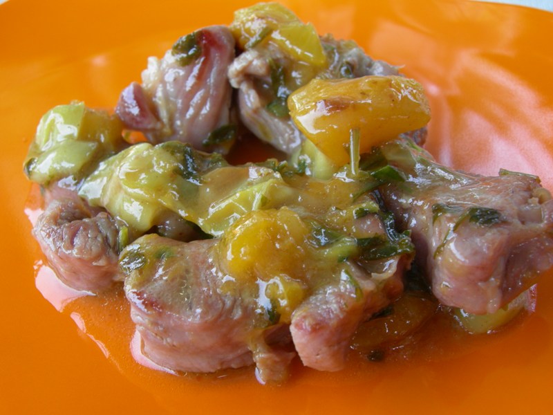 Bocconcini di tacchino con prugne fresche ed uva