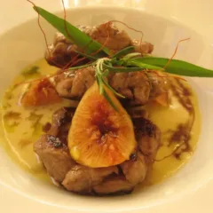 Hamburger di agnello con crema di mais e fichi