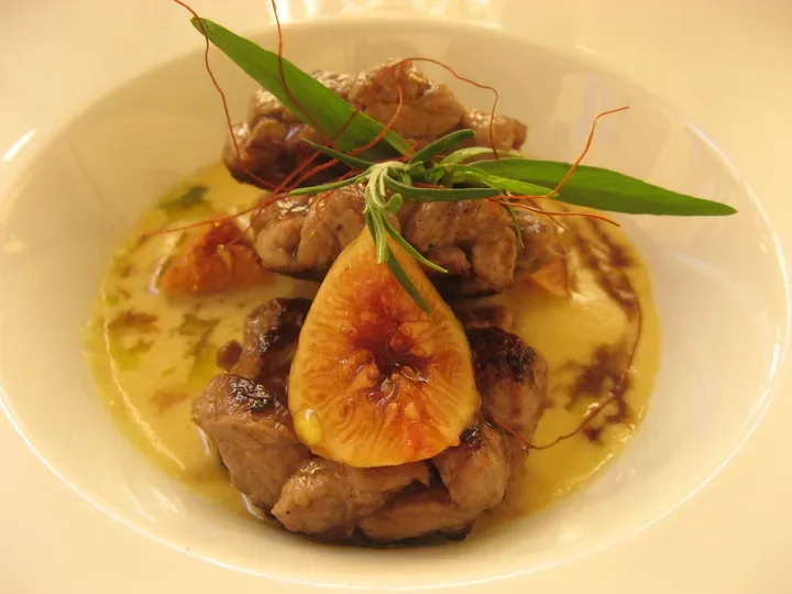 Hamburger di agnello con crema di mais e fichi