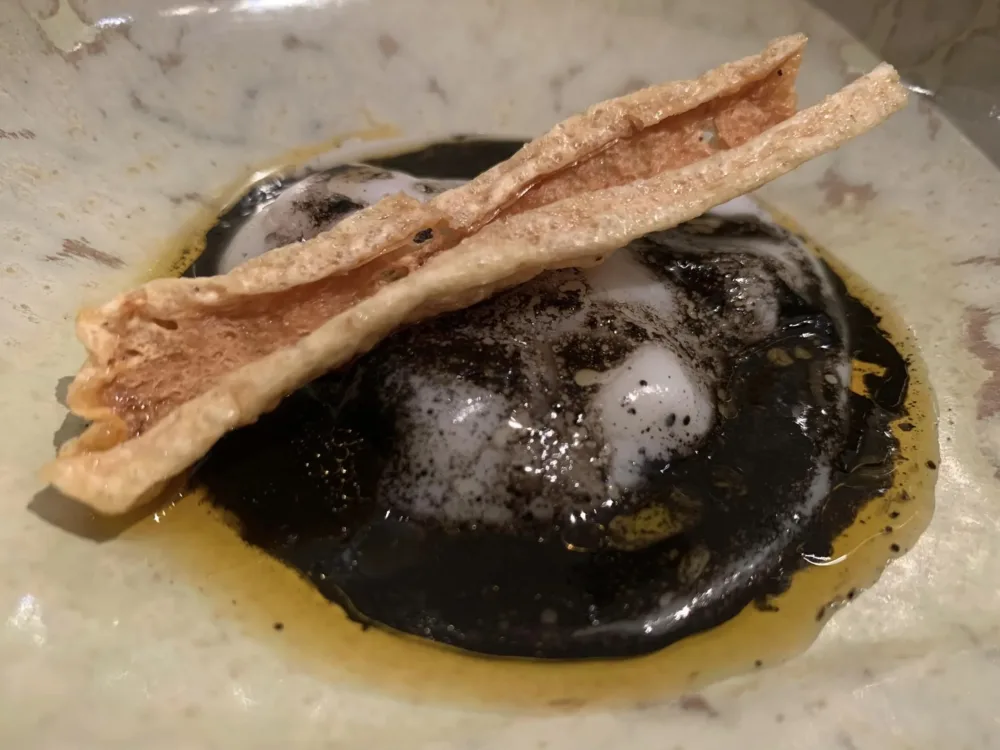 Enoteca Pinchiorri, Sfoglia di burro di calamari, ricci, bergamotto, rapa e lardo bollito