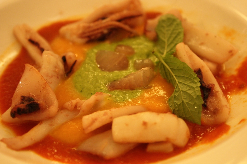 Calamari e triglia su crema di zucca e zucchine