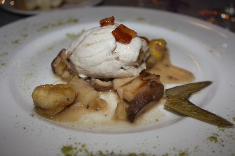 Braciola di ricciola con lardo di maiale nero, funghi e castagne