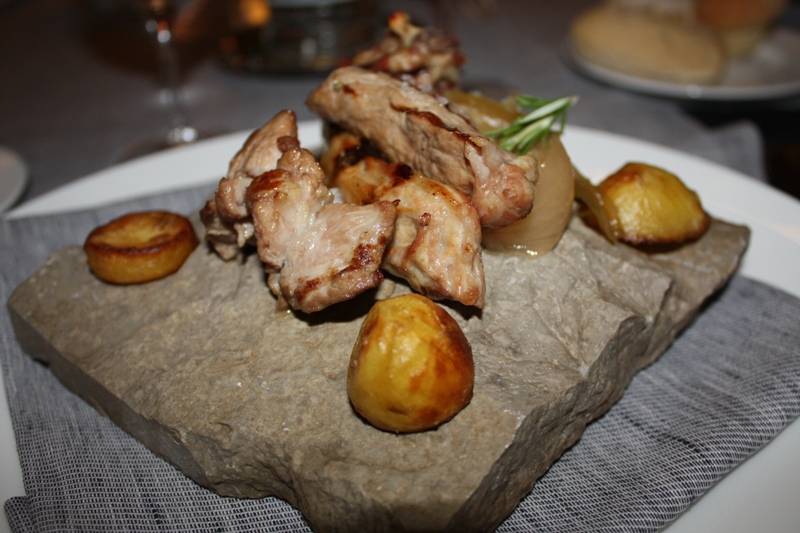 Agnello laticauda su pietra di Aquapetra con patate e cipolla