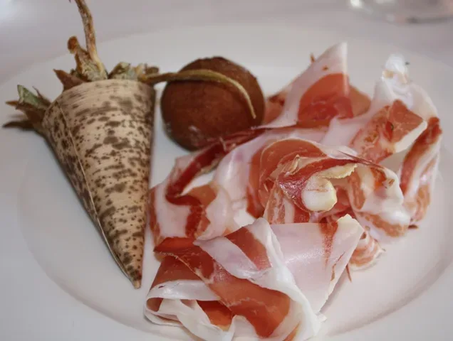 Arancini di ricotta, carciofi e stringata