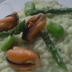 Risotto, fave, asparagi e cozze