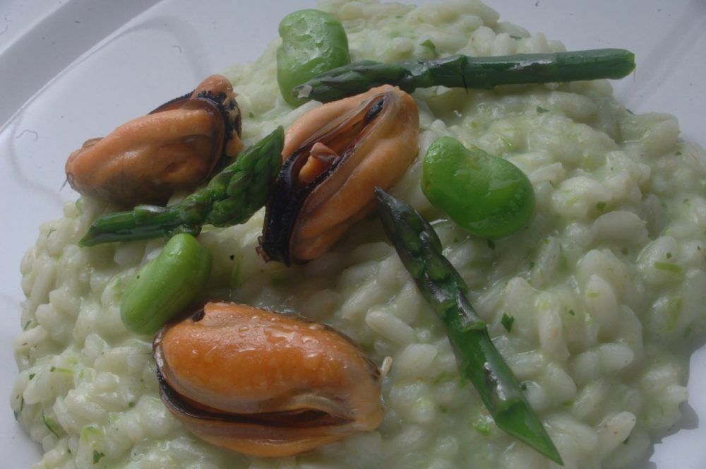 Risotto, fave, asparagi e cozze