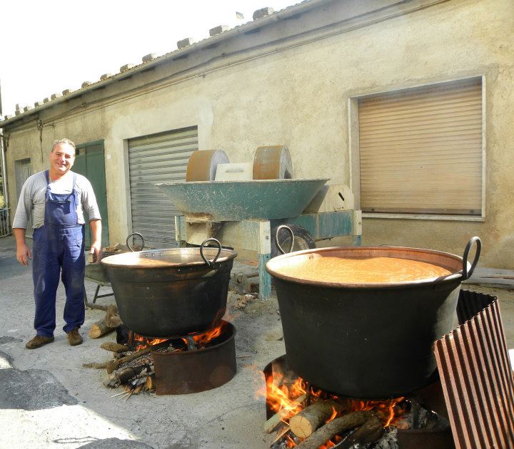 Strade di Saracena: il mosto nelle pentole di rame