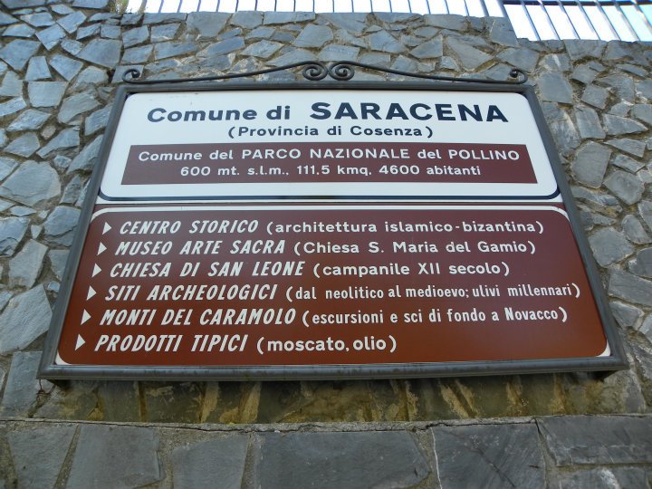 Tabella informativa in piazza: prodotti tipici olio e moscato (non vino)