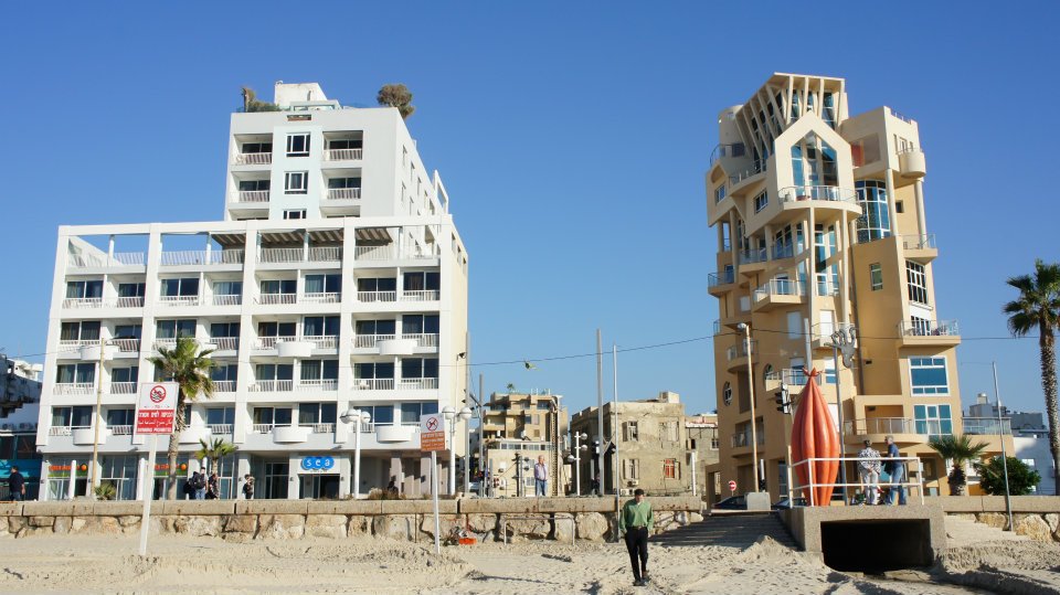 La bella Tel Aviv con i suoi contrasti in un'unica immagine (foto di Sara Marte)