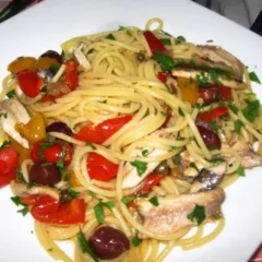 Spaghetti peperoni, pomodorini e alici