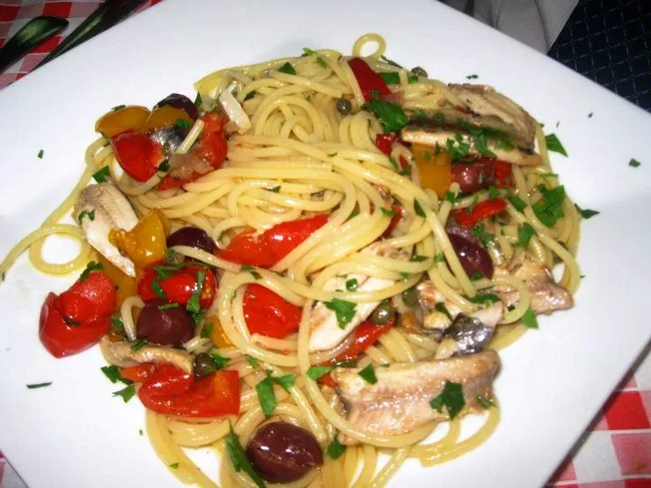 Spaghetti peperoni, pomodorini e alici