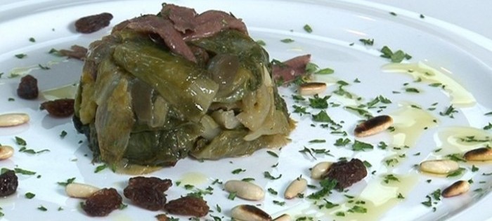 Tortino di scarola e alici di Cetara con uvetta e pinoli