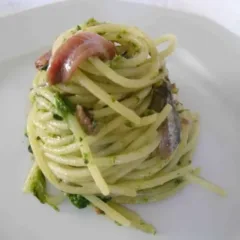 Spaghetti con friarielli e alici di Cetara