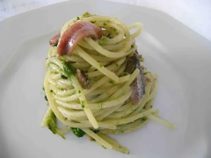 Spaghetti con friarielli e alici di Cetara